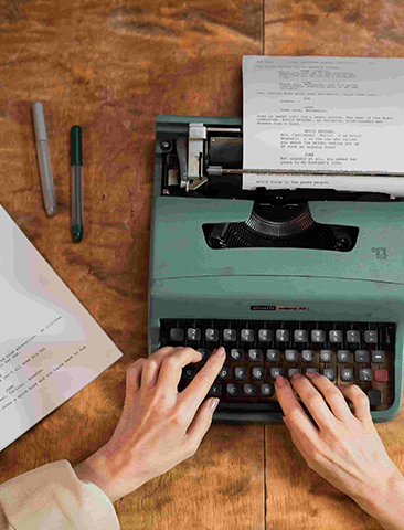 pessoa digitando em uma máquina de escrever